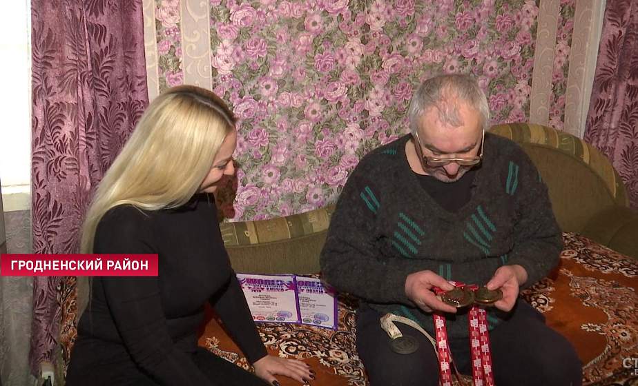 Занялся спортом в 66, а зал оборудовал в коровнике. Как «железный дед» из-под Гродно стал чемпионом мира