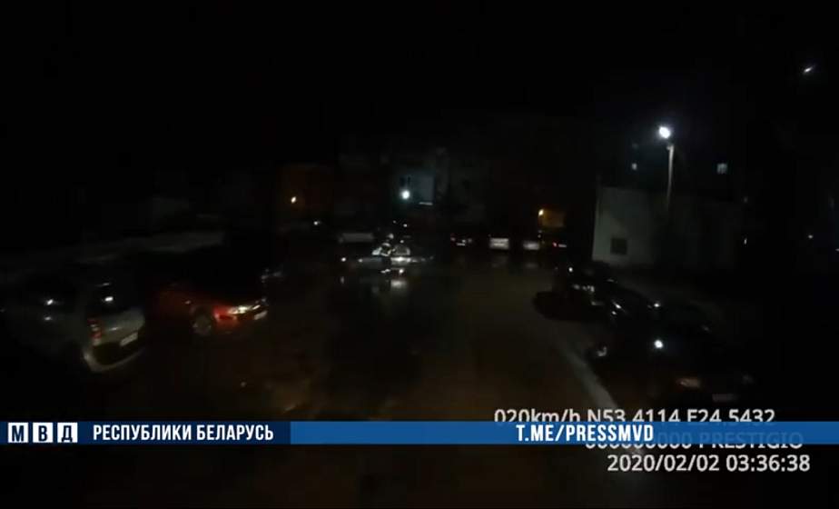 В Мостах милиционеры спасли из горящего авто мужчину: водитель был уже без сознания