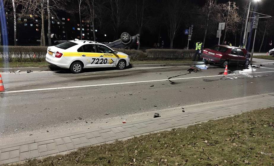 Тройная авария на БЛК: пьяный водитель вылетел на встречку и перевернулся