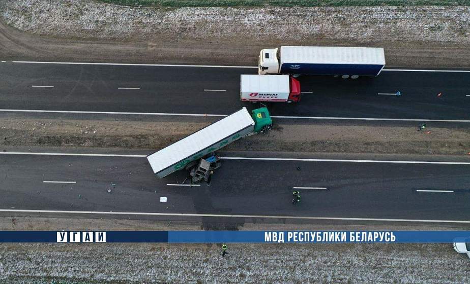 На М6 грузовик столкнулся с трактором: водитель фуры скончался по пути в больницу (+видео)