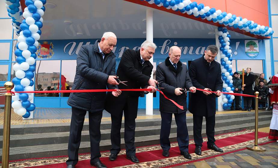 Супероснащенная тренажерка, трибуны на 750 мест и площадка для воркаута. В Островце открыли новый спорткомплекс (+видео)