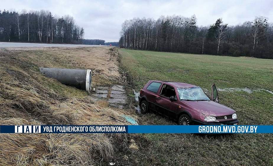 В Щучинском районе два автомобиля из-за сильного  ветра оказались в кювете  