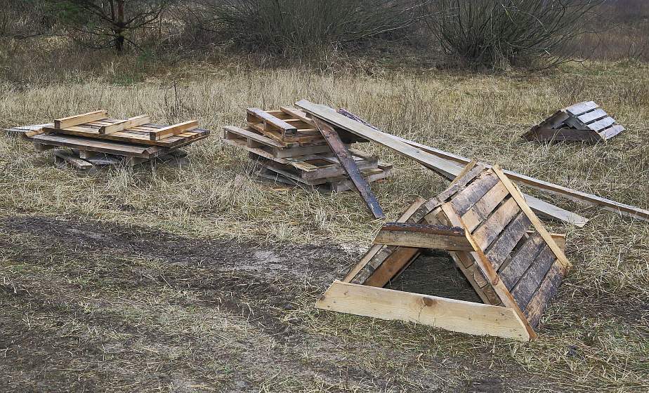 Не пение птиц, а грохот мотодрома.На берегу Немана около Зарицы  живописную лужайку превратили в трассу для тренировок на спортивных мотоциклах