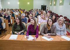 Пад дыктоўку сапраўдных настаўнікаў, але без адзнак. У Міжнародны дзень роднай мовы студэнты, педагогі, дзяржслужачыя пісалі беларускамоўны дыктант 