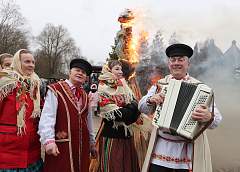 Пекли блины и мерились силами с гродненским богатырем Александром Кодисом. Как в Коробчицах провожали зиму