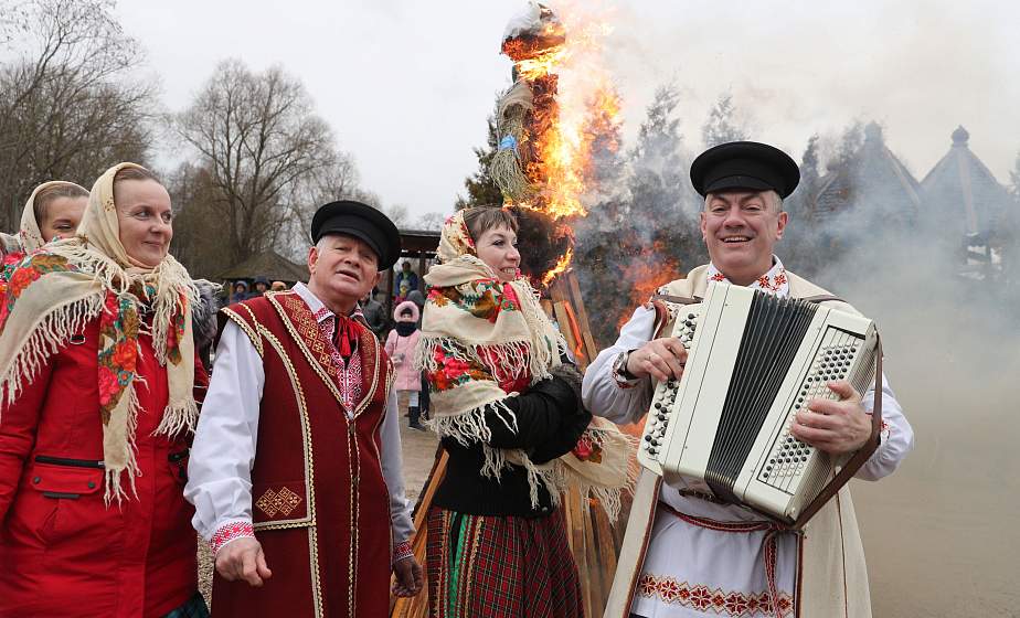 Пекли блины и мерились силами с гродненским богатырем Александром Кодисом. Как в Коробчицах провожали зиму