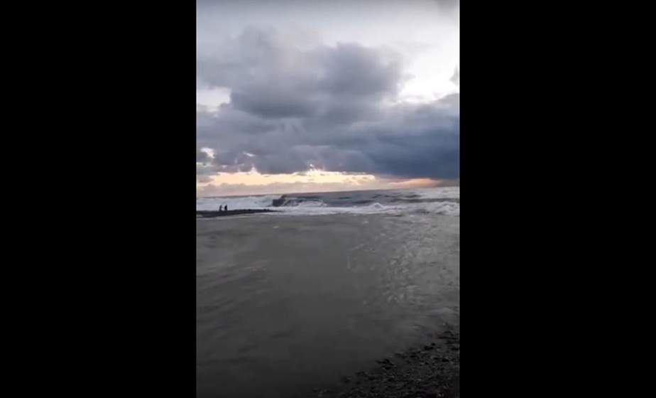 Двух детей, которых унесло в открытое море в Сочи, до сих пор не нашли