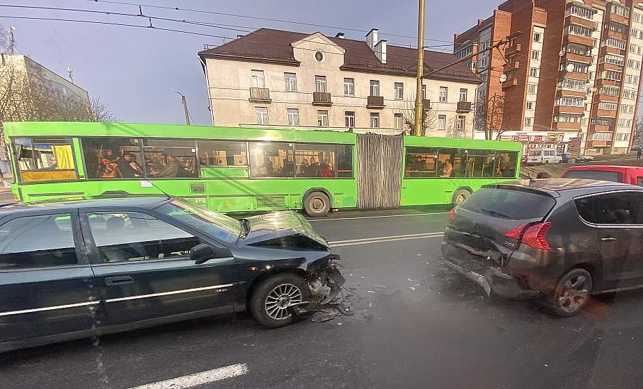 ДТП в центре. Перед Старым мостом в Гродно столкнулись несколько авто