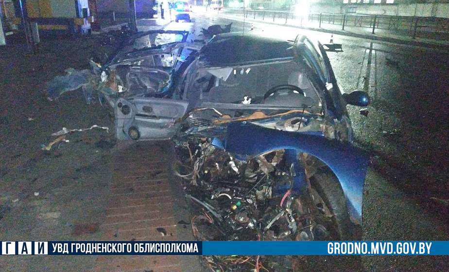Серьезное ДТП в Гродно: ночью пьяный лихач влетел в осветительную опору