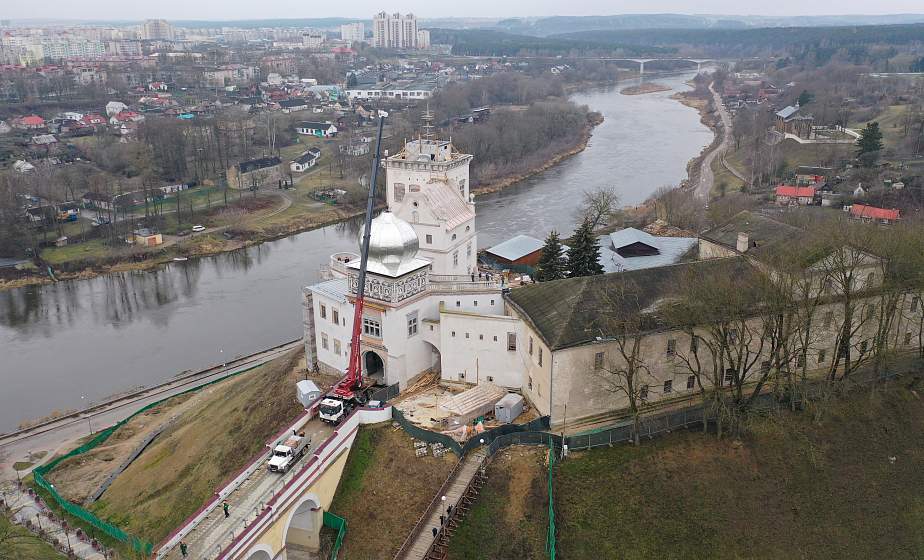 На въездной башне Старого замка установили восьмиметровый купол
