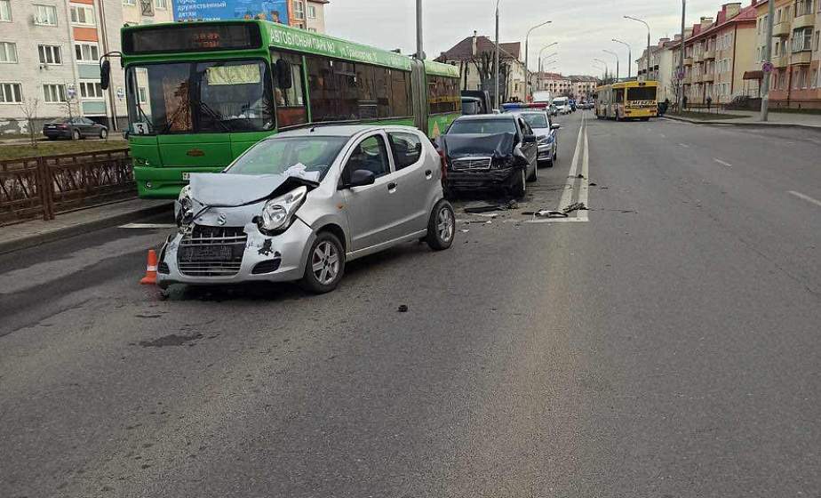 В Лиде «Мерседес» собрал паровозик из машин. Пострадала пассажирка 