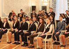 “Гэта асаблівы гонар!” Гродзенскія школьнікі атрымалі свой першы пашпарт з рук Прэзідэнта