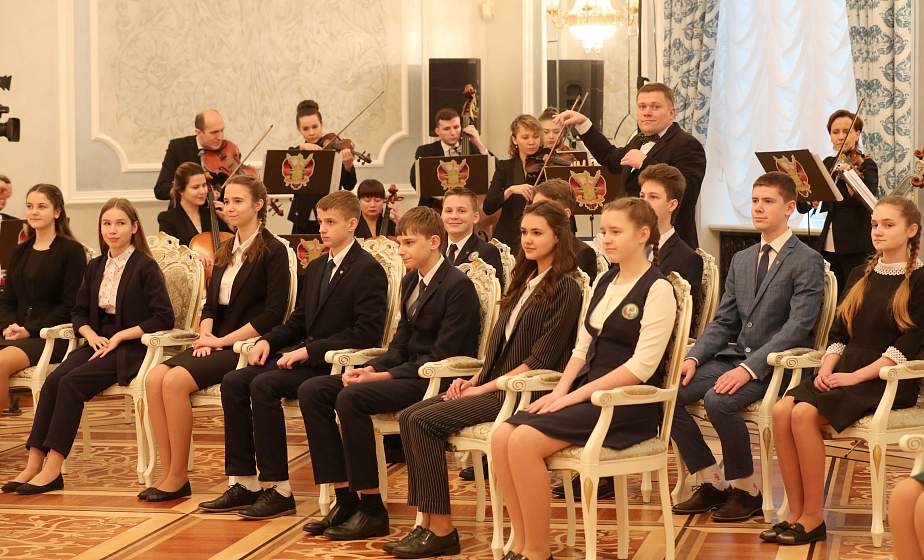 “Гэта асаблівы гонар!” Гродзенскія школьнікі атрымалі свой першы пашпарт з рук Прэзідэнта