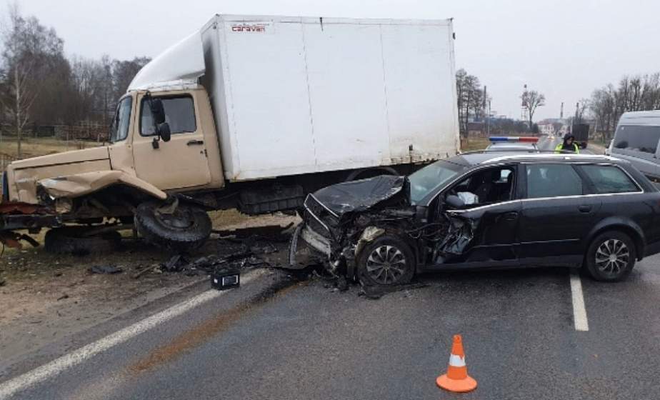 В Лидском районе водитель «Ауди» уснул за рулем и въехал во встречный грузовик. К счастью, все участники ДТП здоровы
