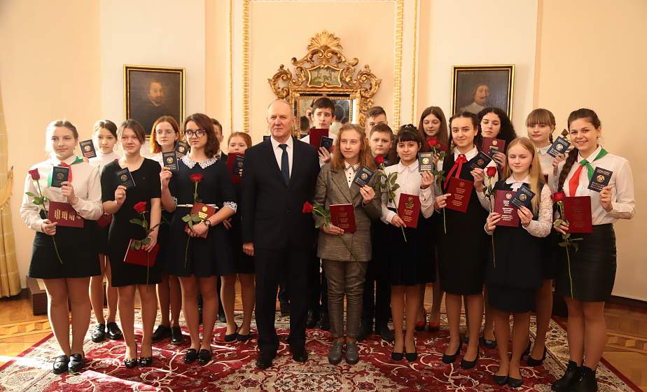 Паўнапраўныя грамадзяне. Школьнікі Гродзеншчыны атрымалі свой першы пашпарт з рук старшыні аблвыканкама Уладзіміра Краўцова 