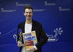 На конкурсе исполнителей  эстрадной песни на «Славянском базаре» в Витебске Беларусь представит  Роман Волознев из Минска