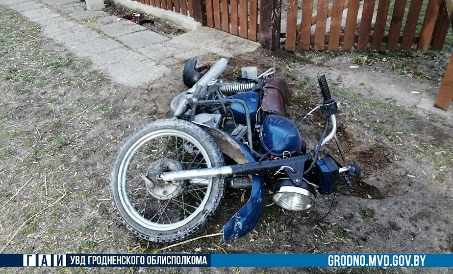 В деревне под Волковыском мотоциклист столкнулся с грузовиком: мужчину госпитализировали  в тяжелом состоянии  
