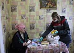 Около 700 человек уже воспользовались помощью соцслужб и волонтеров в доставке продуктов и лекарств на дом