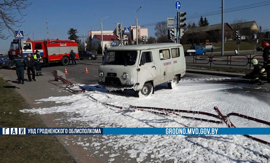 В Гродно на Виленской перевернулась машина медпомощи: пострадала 62-летняя пассажирка авто