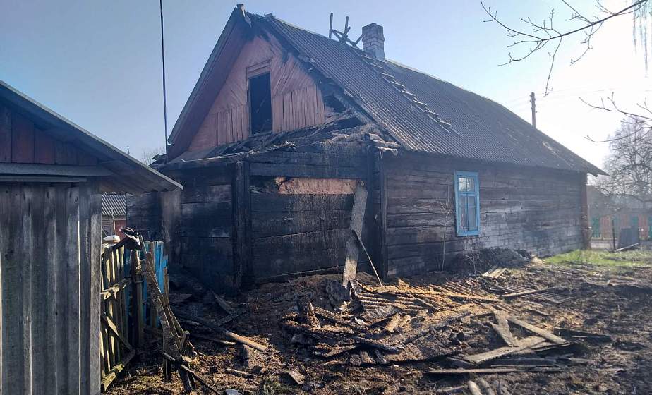 В Лидском районе неизвестный бросил окурок в сухую траву и в итоге сжег рядом стоящий дом