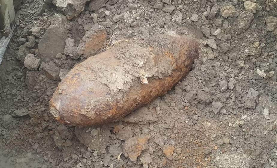В Лиде вблизи частного дома откопали авиационную бомбу, а на территории предприятия – артиллерийский снаряд