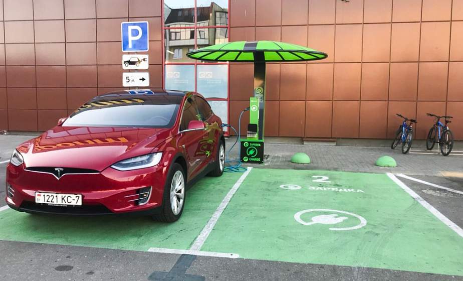 Новые зарядные станции и испытания отечественного электрокара. Как на Гродненщине развивают инфраструктуру для электротранспорта и кто уже отказался от бензиновых двигателей? 