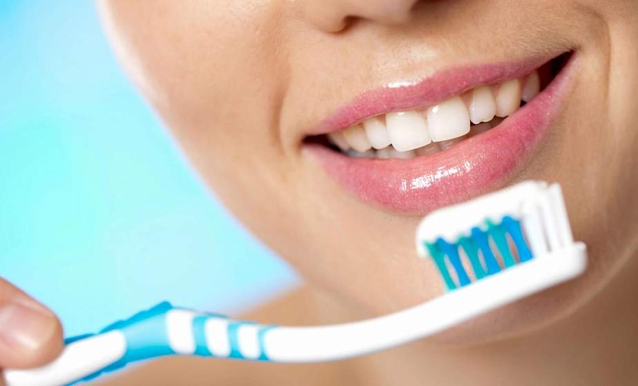 Как отбелить зубы в домашних условиях? Топ эффективных способов 