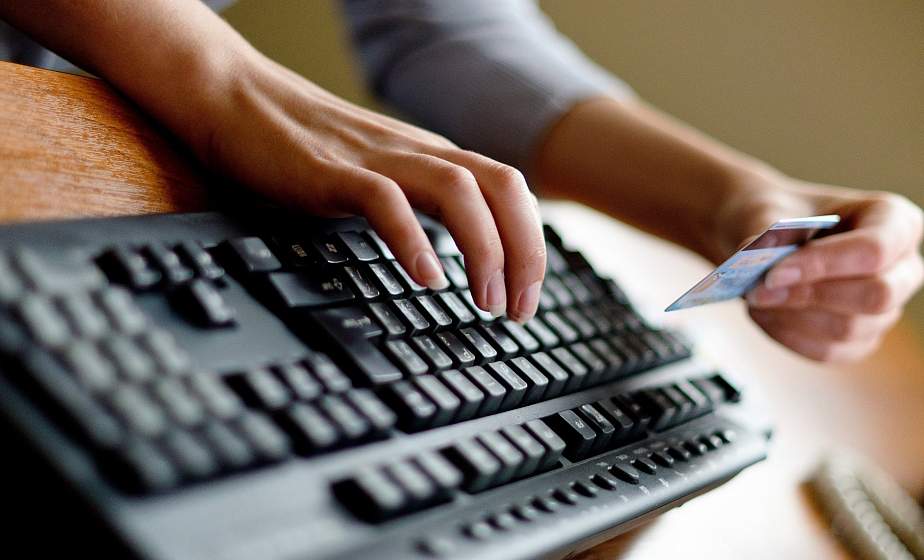 «Машуня, мне нужно срочно уехать домой!». Студентка из Лиды откликнулась на просьбу «подруги» и перечислила деньги мошеннику