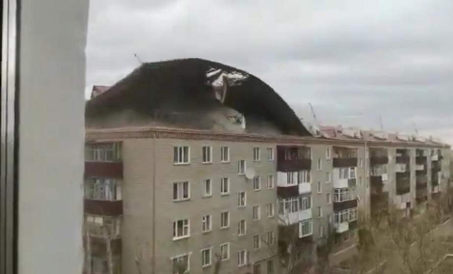 Сильный ветер сорвал крышу жилого дома в Казахстане (+видео)