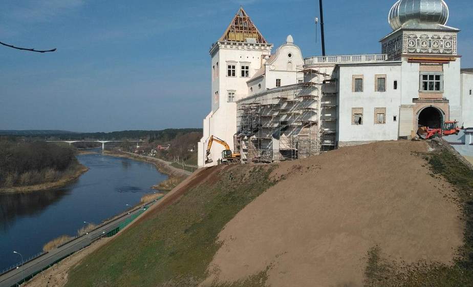 В Гродно продолжаются работы по укреплению склонов Замковой горы 