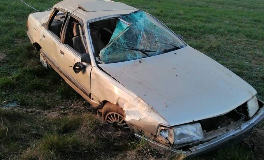 В Ивьевском районе бесправник не справился с управлением и оказался в кювете: пассажирка госпитализирована с переломом