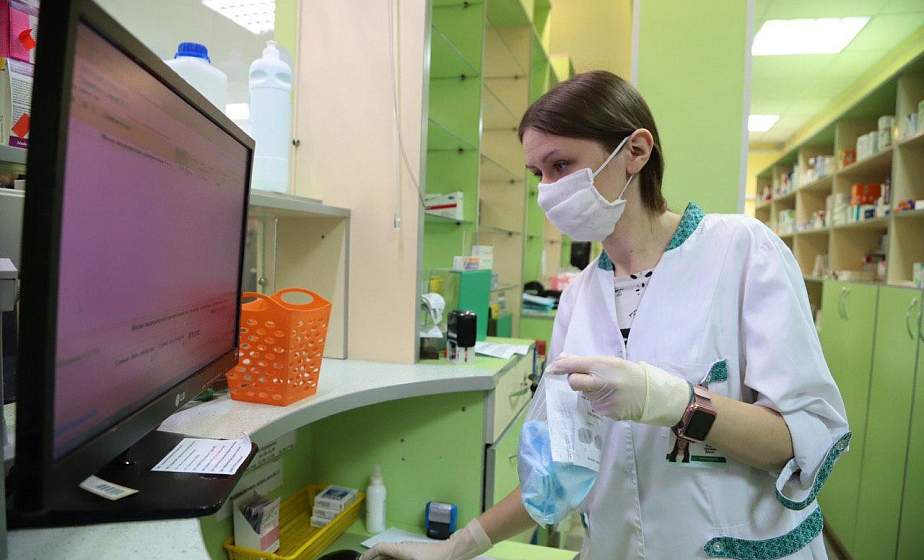 За выходные в  аптеки области развезли 100 000 масок