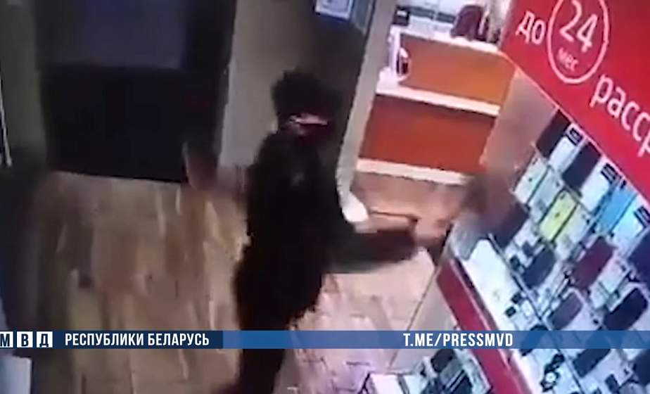 В Гродно мужчина с топором ограбил салон сотовой связи