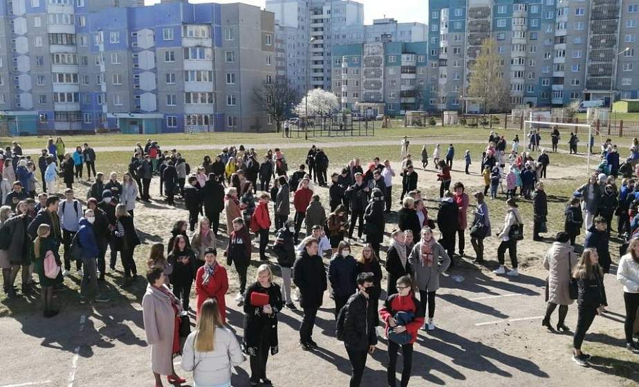 В Гродно из-за задымления из школы эвакуировали 350 человек