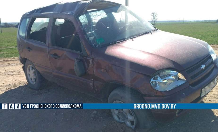 В Зельвенском районе при обгоне опрокинулся автомобиль