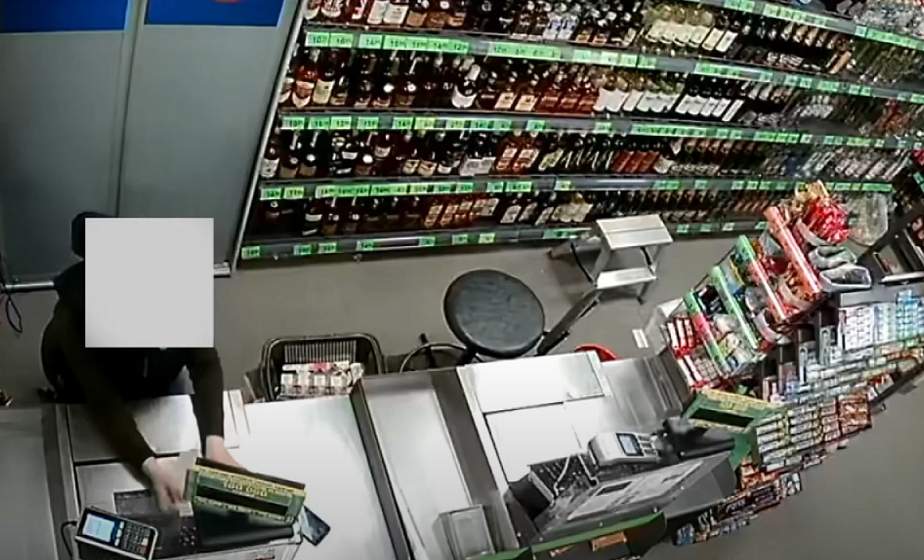 В Островецком районе кассир магазина украла часть выручки (видео)