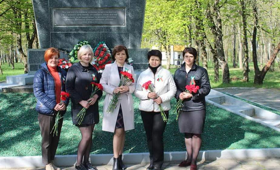 На Шчучыншчыне дадзены старт рэспубліканскай акцыі «Беларусь памятае. Памятае кожнага»: прадстаўнікі ААТ “Шчучынскі завод “Аўтапровад” усклалі кветкі да абеліска ў гарадскім парку