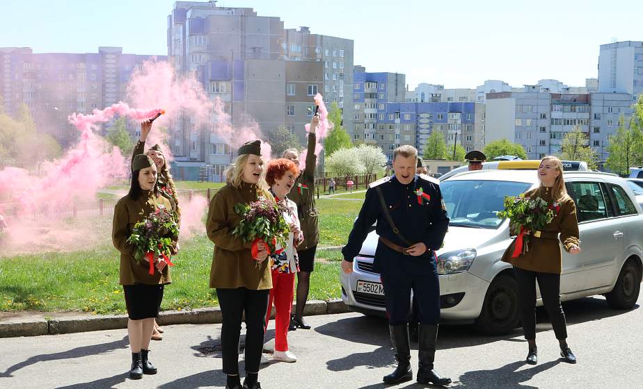 Концерт под окнами и письма-треугольники для ветеранов. Молодежь Гродно присоединилась к проекту "Беларусь помнит. Солдаты Победы"