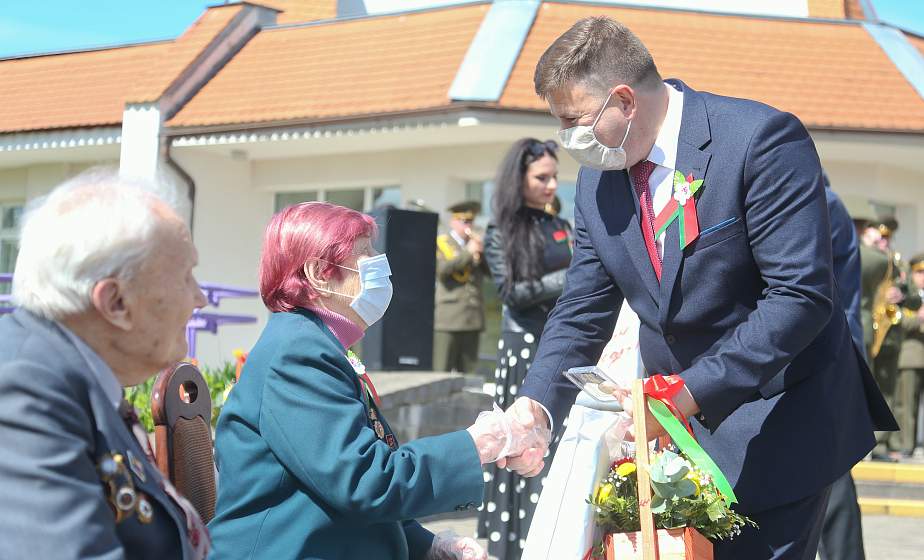 Юбилейные медали к 75-летию Великой Победы вручили ветеранам Великой Отечественной войны Евгению Суходольскому, Зинаиде Судаковой, Василию Рудю и Николаю Шишкову