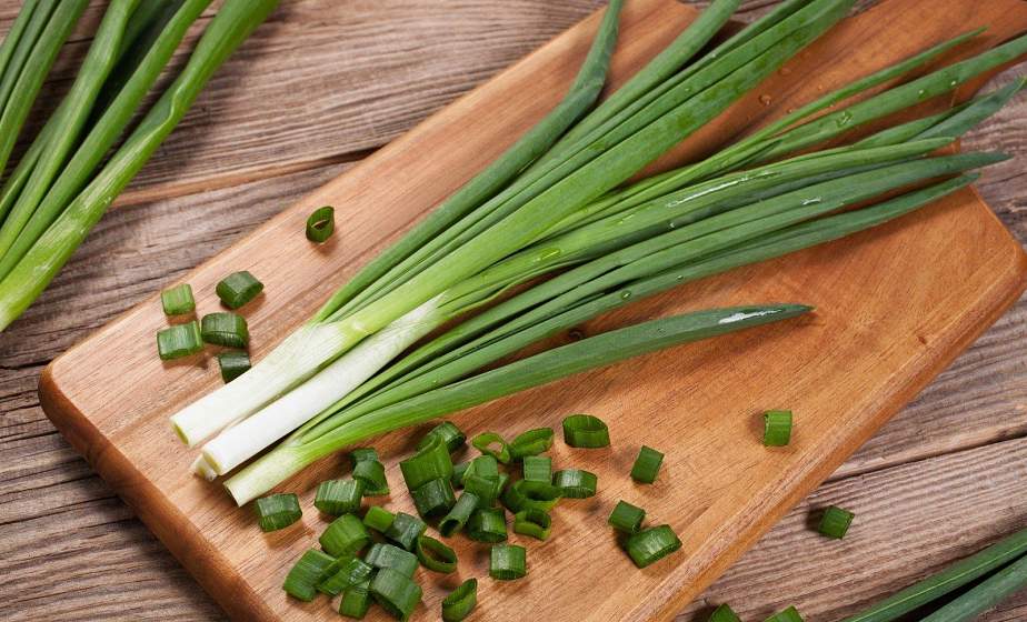 Больше, чем у апельсинов, и выше имбиря. Как зеленое перо лука избавляет от весеннего авитаминоза 