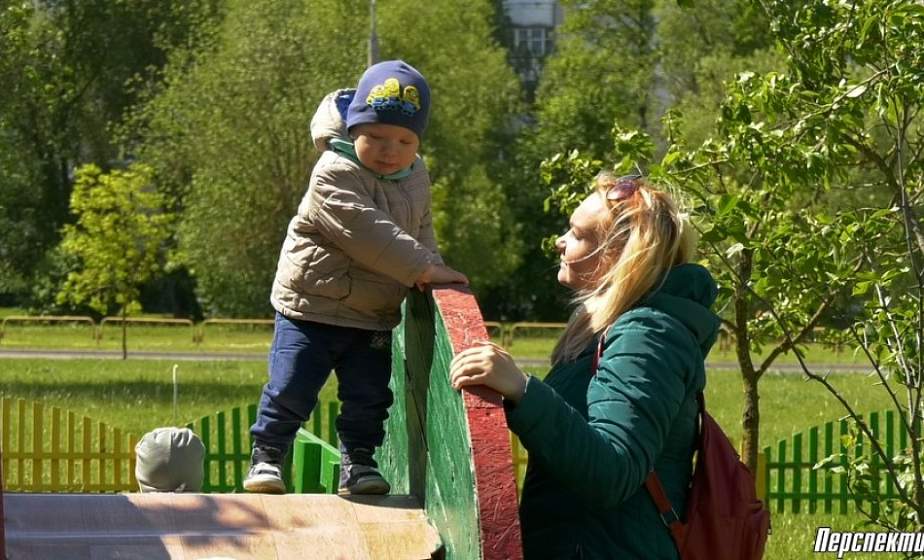 Как облагораживают детские площадки в Скиделе и Гродно