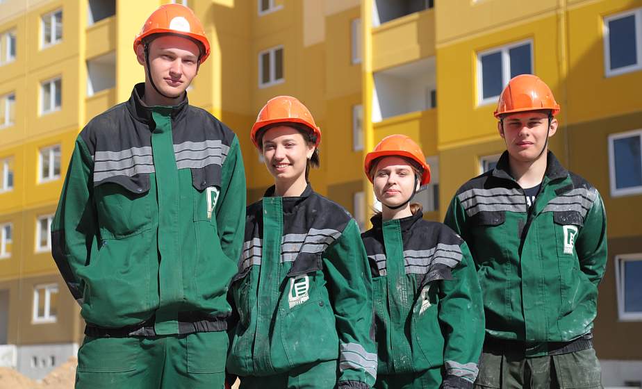 Строй, отряд! Как студенты помогают возводить новые микрорайоны Гродно
