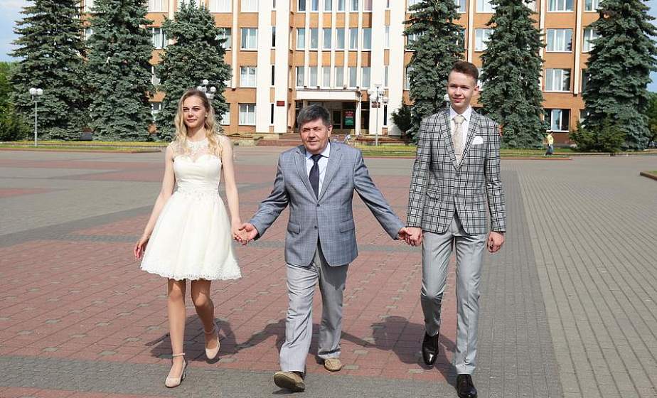 В Щучине открыли первую капсулу с посланием для выпускников