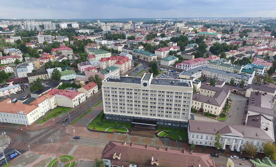 О неиспользуемых зданиях и землях, инвазивных растениях. В Гродно прошло заседание областного штаба по наведению порядка на земле 