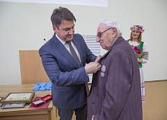 70 лет в медицине и 60 – в ГрГМУ. Старейшему сотруднику медуниверситета Илье Гельбергу вручили медаль «За трудовые заслуги»