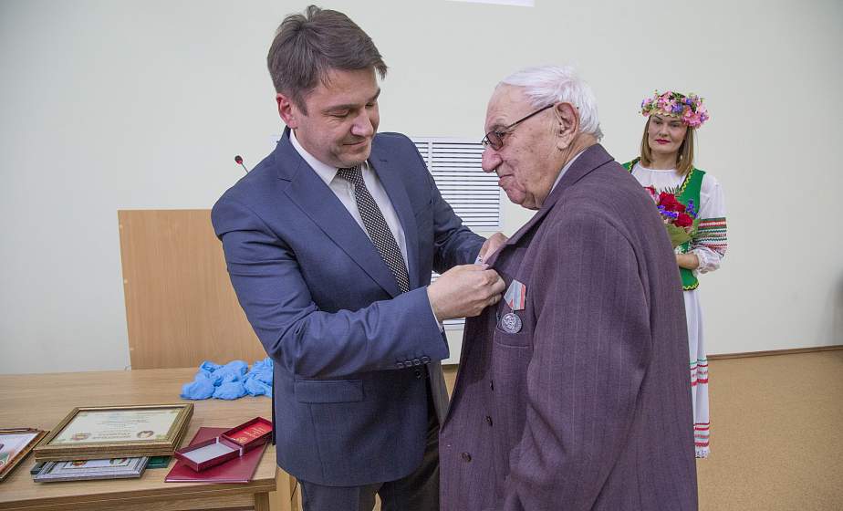 70 лет в медицине и 60 – в ГрГМУ. Старейшему сотруднику медуниверситета Илье Гельбергу вручили медаль «За трудовые заслуги»