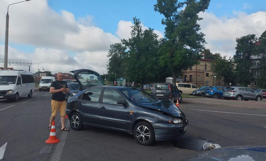«Не заметила машину». Утром в центре Гродно произошла авария
