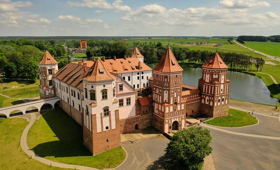 Голограмма Радзивилла Сиротки,  сенсорные экраны и RealBook: как с  технологичными новинками меняется Мирский замок 