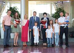 Лучшие работники, коллективы и многодетные мамы. В областной филармонии состоялся торжественный прием накануне 3 июля