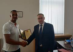 Старшыня галоўнага ўпраўлення ідэалагічнай працы і па справах моладзі аблвыканкама Ігар Булаўка павіншаваў вядомага спартсмена Алега Юрэню, які сёлета прызнаны “Чалавекам года Гродзеншчыны”